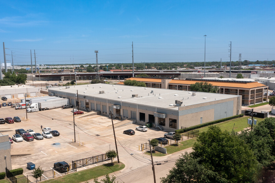 12591-12623 Perimeter Dr, Dallas, TX for lease - Building Photo - Image 1 of 3