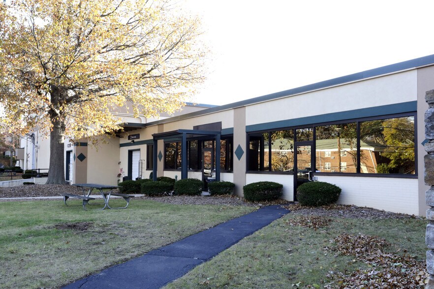 13-01 Pollitt Dr, Fair Lawn, NJ for sale - Primary Photo - Image 1 of 1