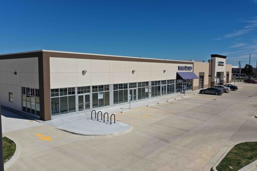 408 W Town Center Blvd, Champaign, IL for lease - Building Photo - Image 2 of 5