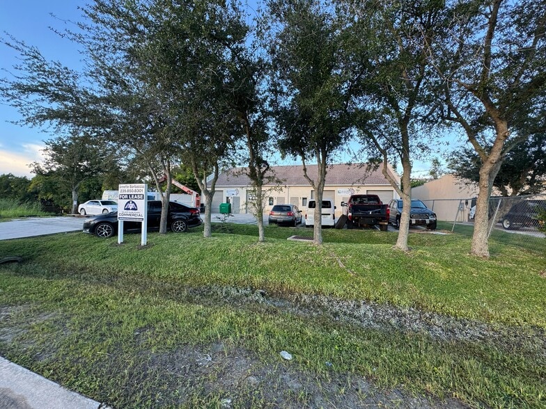 326 NE 3rd Ave, Cape Coral, FL for lease - Building Photo - Image 1 of 11