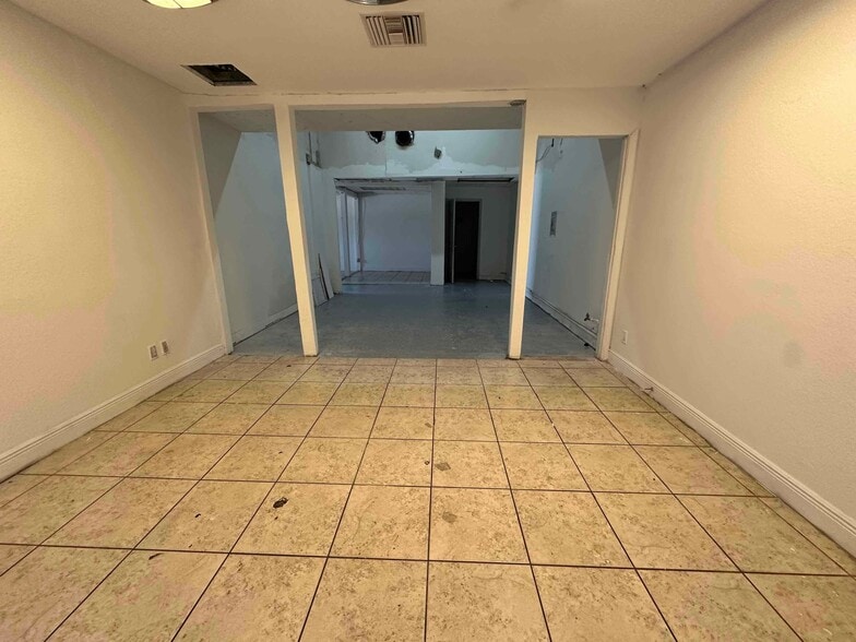 1562 SE Village Green Dr, Port Saint Lucie, FL for lease - Building Photo - Image 2 of 7