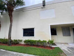 352 Tall Pines Rd, West Palm Beach, FL for lease Interior Photo- Image 1 of 6