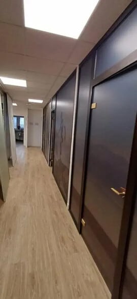 Office in Épron for lease - Interior Photo - Image 3 of 5