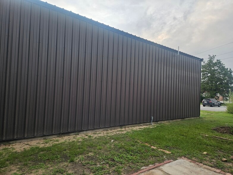 112 W Mendal Ln, Cochran, GA for lease - Primary Photo - Image 1 of 12