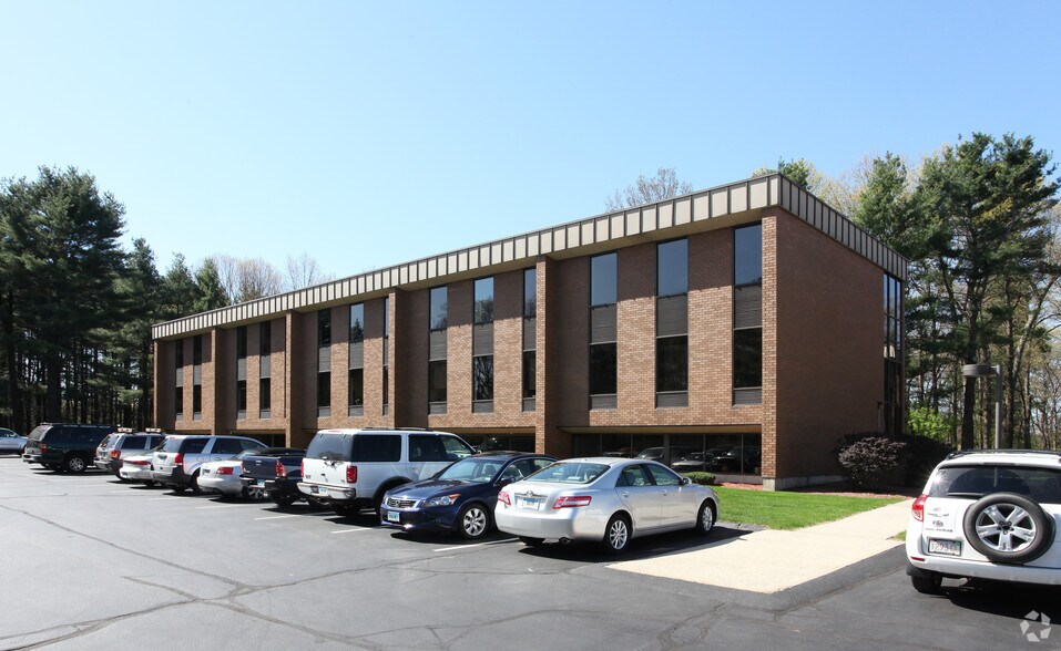 10 Tower Ln, Avon, CT 06001