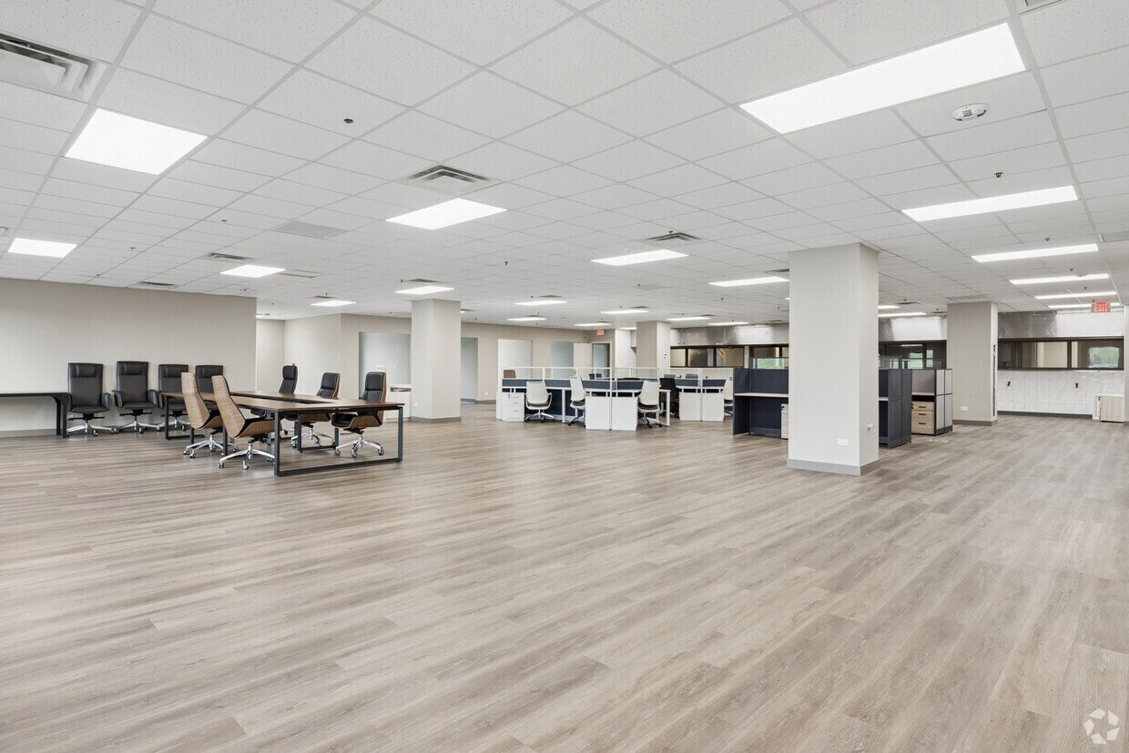 9950 Lawrence Ave, Schiller Park, IL for lease Interior Photo- Image 1 of 2
