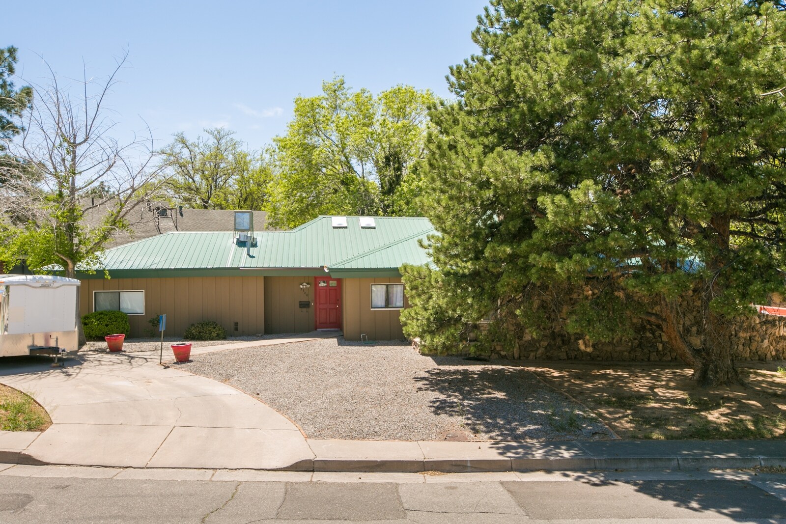 1419 Solano Dr NE, Albuquerque, NM for sale Primary Photo- Image 1 of 8
