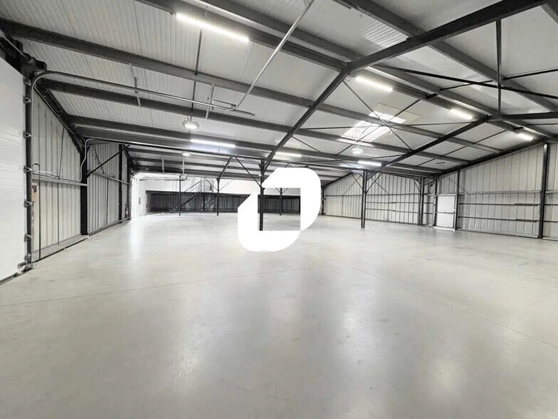 Office in Sainte-Eulalie for lease - Interior Photo - Image 3 of 14