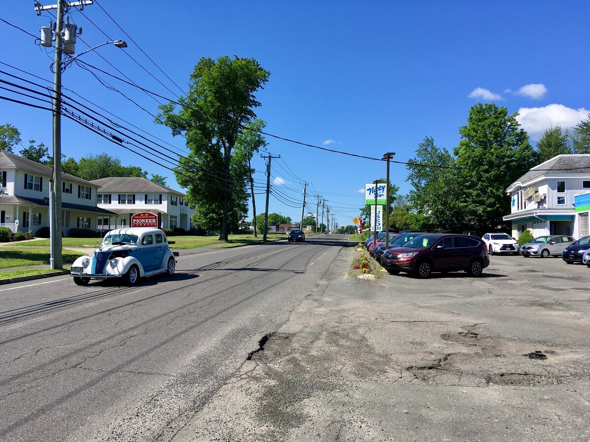 168 Northampton St, Easthampton, MA 01027