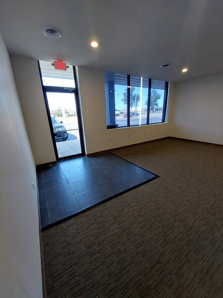 825 Lexington Blvd, Fort Atkinson, WI for lease - Interior Photo - Image 2 of 19