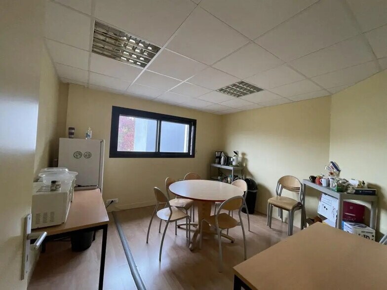 Office in Plescop for lease - Interior Photo - Image 2 of 4