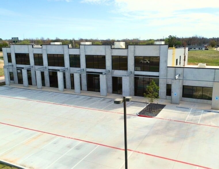 1600 N Service Rd, Moore, OK for lease - Primary Photo - Image 1 of 3