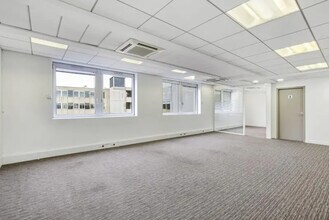 24 Quai Galliéni, Suresnes for lease Interior Photo- Image 1 of 6