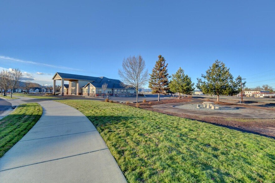 444 S Haskell St, Central Point, OR for lease - Building Photo - Image 3 of 8