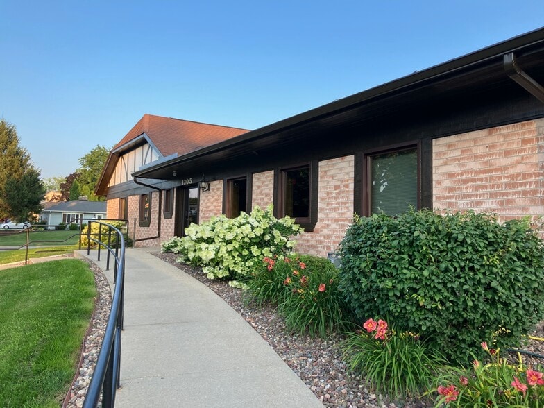 1305 Chestnut St, West Bend, WI for lease - Building Photo - Image 1 of 16
