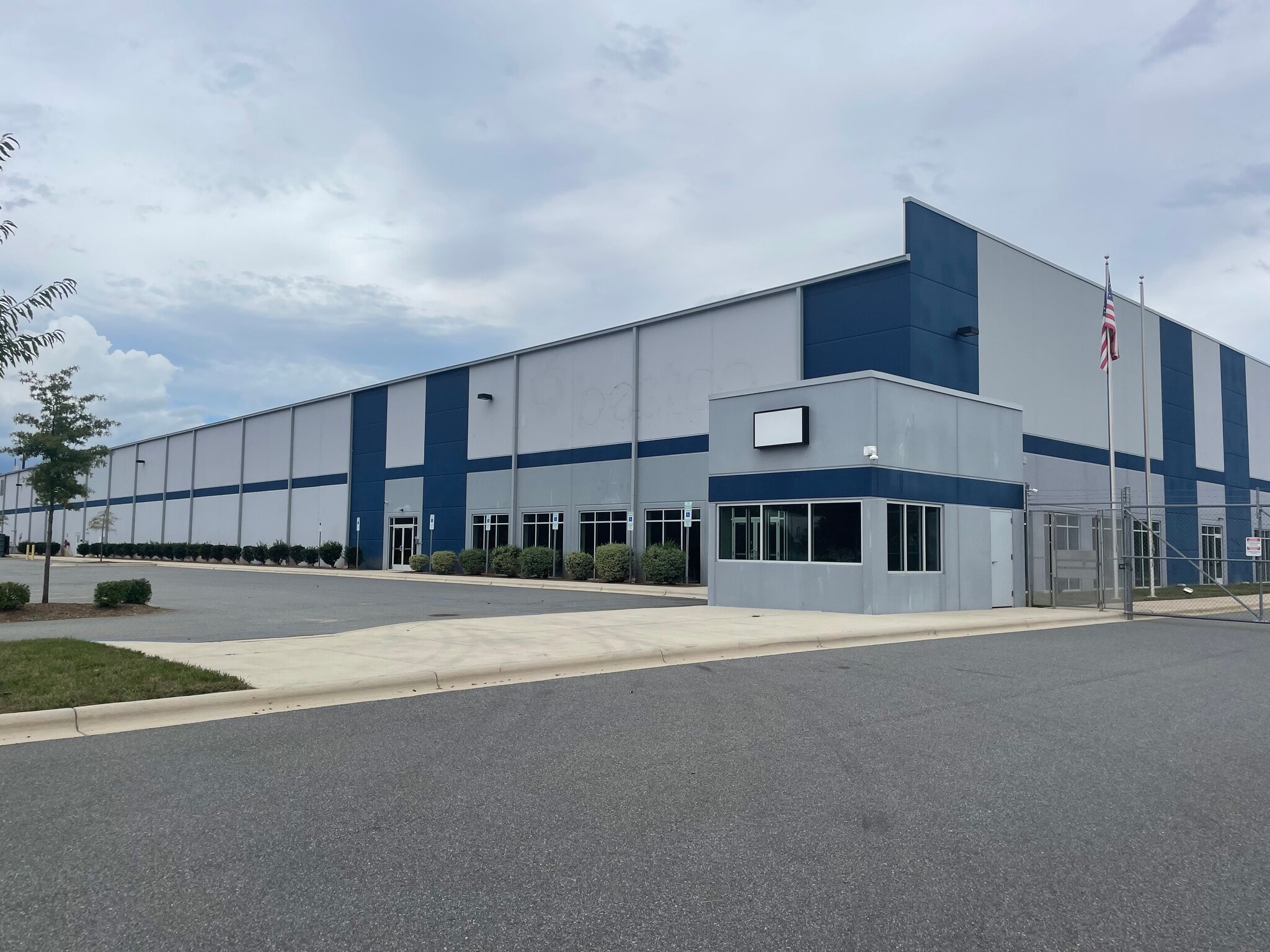 208 Manufacturers Blvd, Mooresville, NC for lease Building Photo- Image 1 of 2