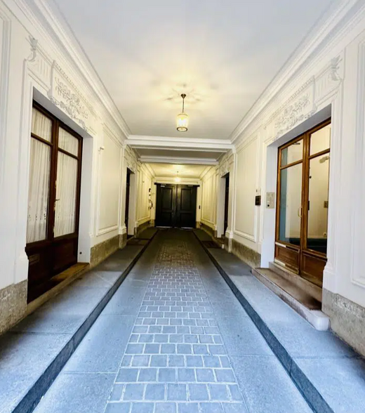 Office in Paris for lease - Lobby - Image 1 of 3
