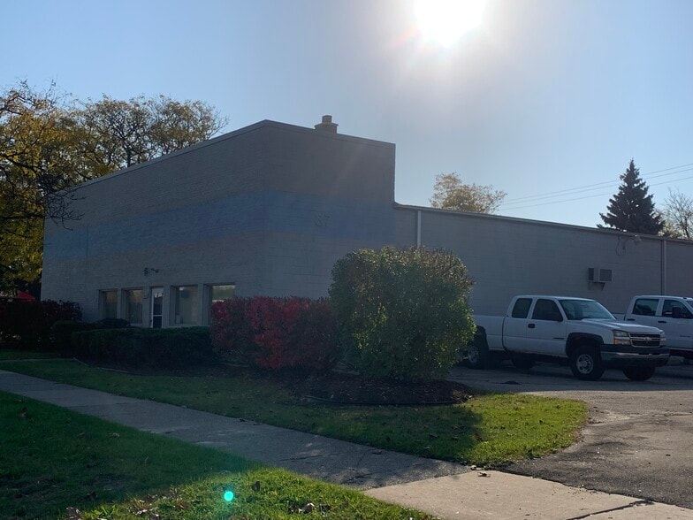 3720 E Ten Mile Rd, Warren, MI for lease - Building Photo - Image 3 of 6