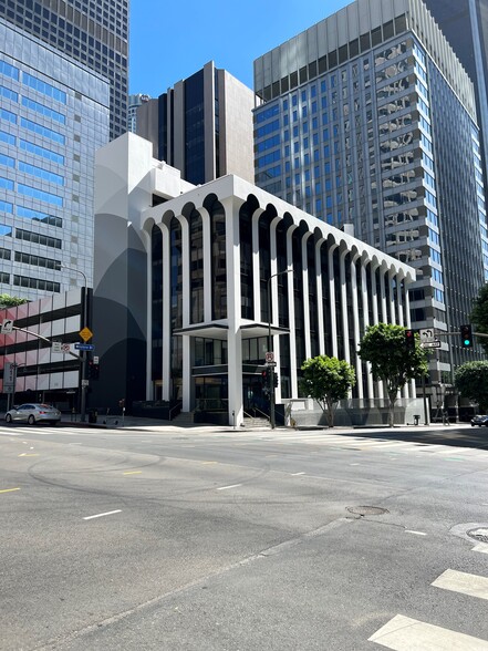 835 Wilshire Blvd, Los Angeles, CA for lease - Building Photo - Image 2 of 5