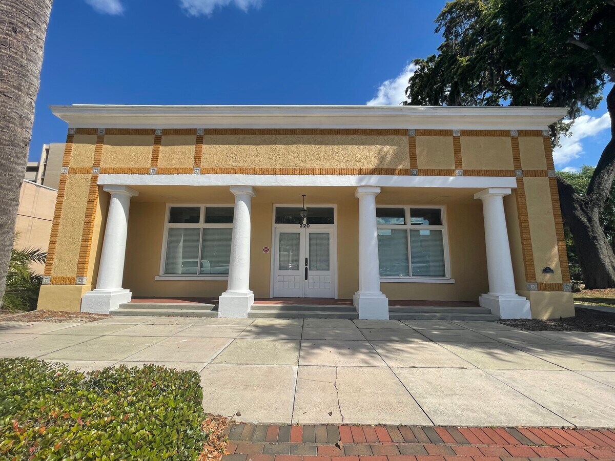 220 W Main St, Tavares, FL 32778
