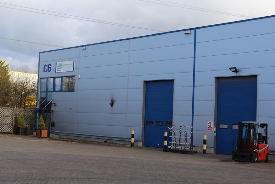 Telford Clos, Aylesbury for lease - Building Photo - Image 1 of 11