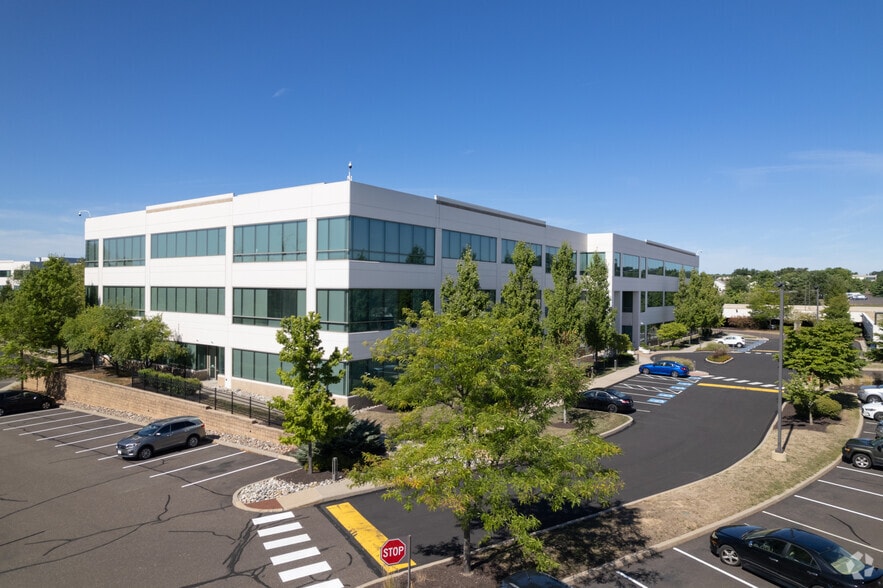 7 Walnut Grove Dr, Horsham Township, PA for lease - Building Photo - Image 2 of 4