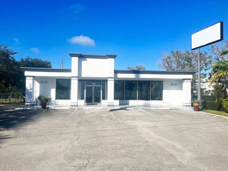 742 NW Dixie Hwy, Stuart, FL for sale - Building Photo - Image 1 of 1