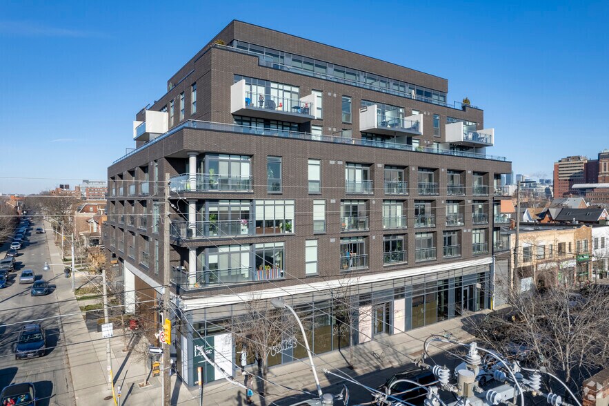 856 Dundas St W, Toronto, ON for lease - Building Photo - Image 2 of 4