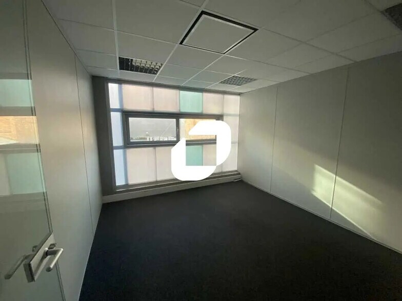 Office in Bordeaux for lease - Interior Photo - Image 3 of 7