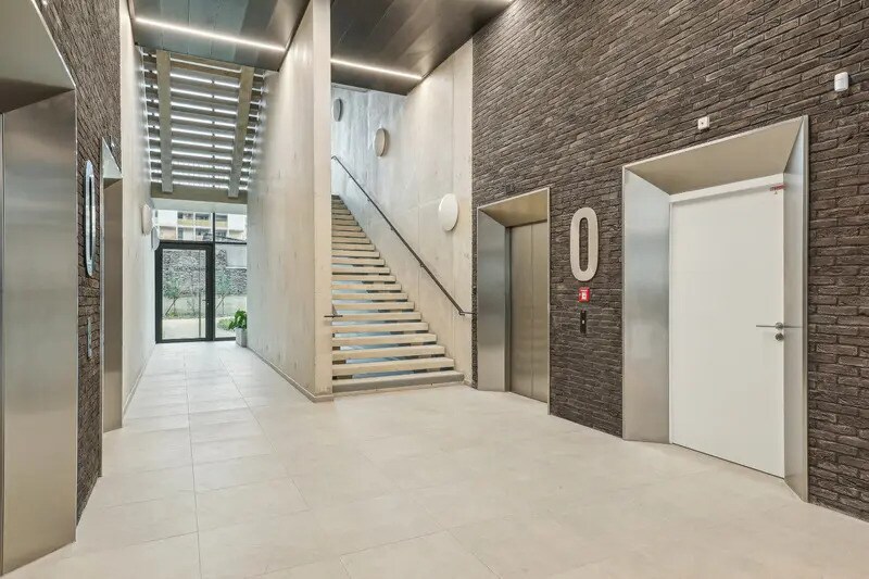 32 Rue Pierre Rigaud, Ivry-sur-Seine for sale - Lobby - Image 3 of 10