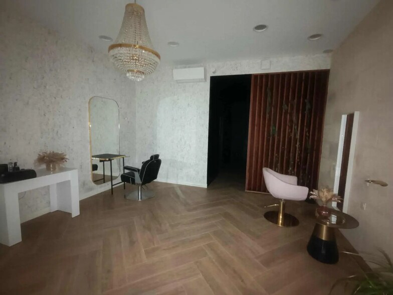 Retail in Bordeaux for lease - Interior Photo - Image 1 of 2