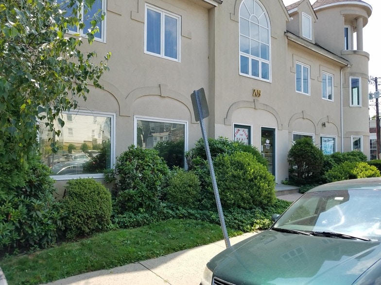209 Bruce Park Ave, Greenwich, CT for lease - Building Photo - Image 3 of 3