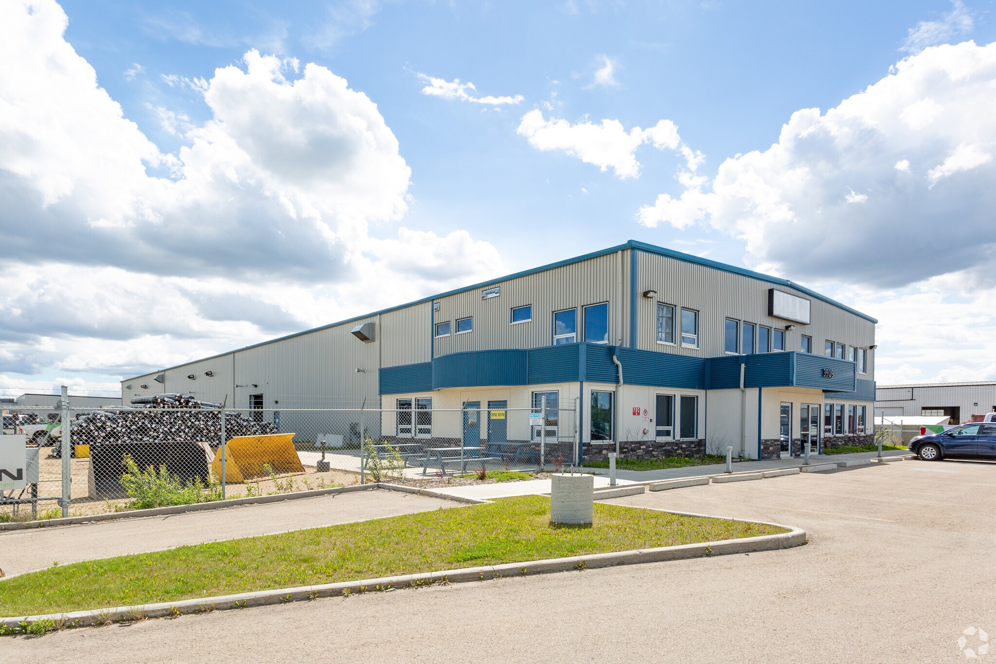 3907-3909 Allard Av, Leduc, AB for lease Primary Photo- Image 1 of 3