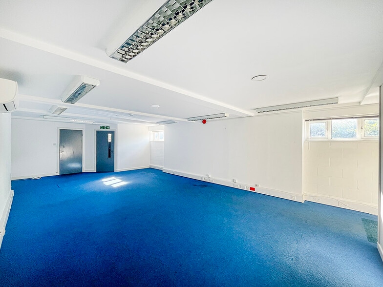 72 Station Rd, Liss for sale - Interior Photo - Image 3 of 10