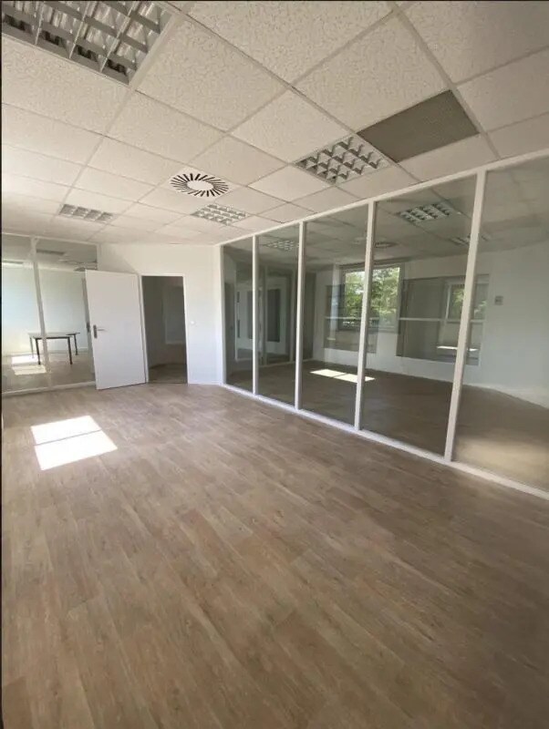 Office in Caissargues for lease Interior Photo- Image 1 of 4