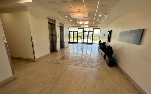 9485 Regency Square Blvd, Jacksonville, FL for lease - Interior Photo - Image 3 of 8