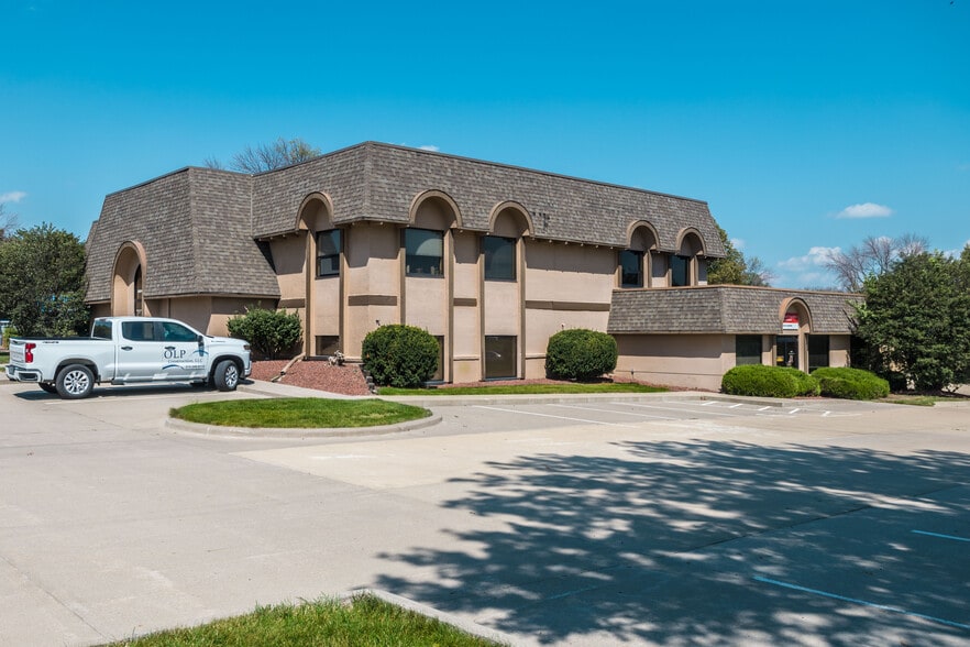 3809 109th St, Urbandale, IA for lease - Building Photo - Image 1 of 10