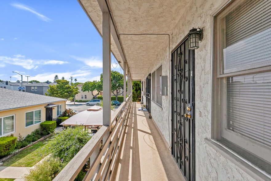 1811 Ocean Park Blvd, Santa Monica, CA for sale - Building Photo - Image 3 of 7