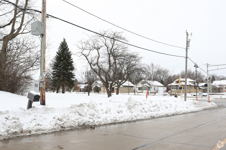 75177535 W Coldspring Rd, Greenfield, WI 53220