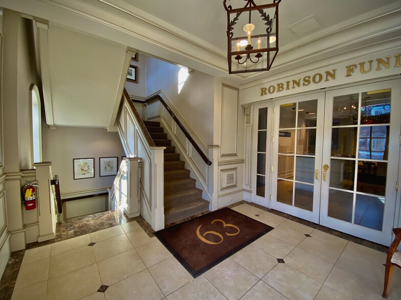 63 Kercheval Ave, Grosse Pointe Farms, MI for lease - Lobby - Image 3 of 23
