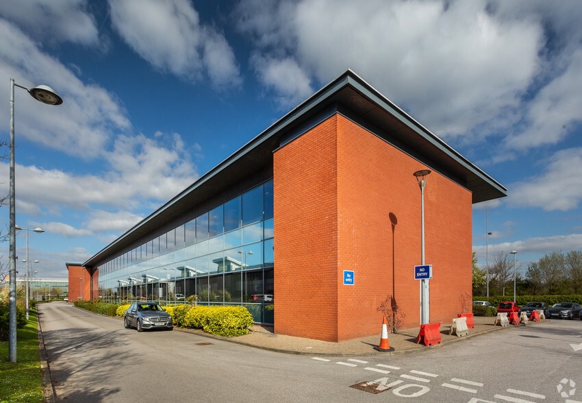 4 Windward Dr, Liverpool for sale - Building Photo - Image 2 of 5