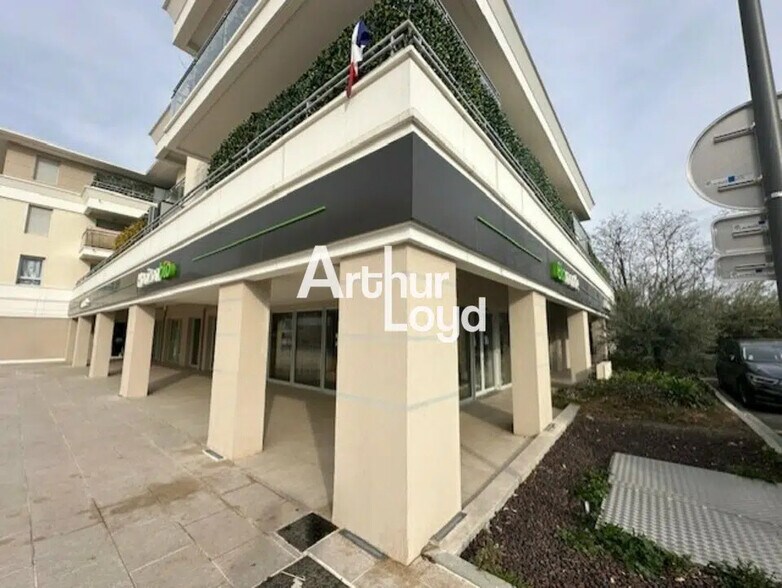 Retail in Mandelieu-la-Napoule for lease - Building Photo - Image 2 of 6