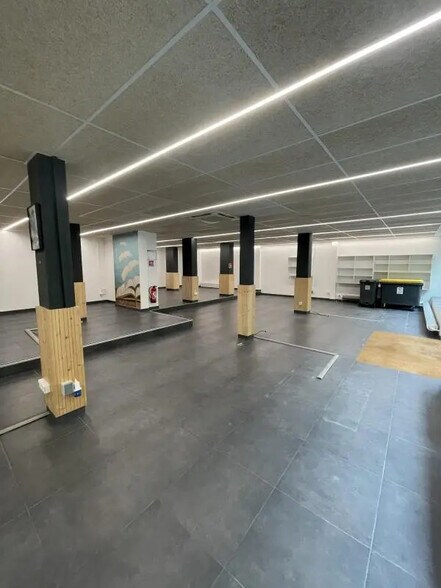 Retail in Boulogne-Billancourt for lease - Interior Photo - Image 2 of 8