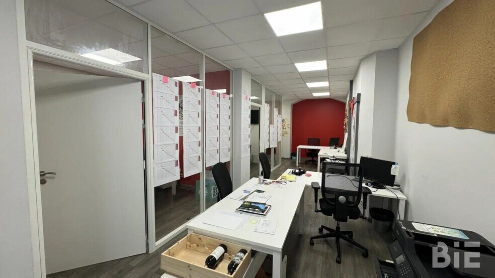 Office in Bordeaux for lease - Interior Photo - Image 2 of 5