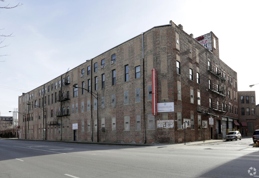 629 W Cermak Rd, Chicago, IL for lease - Primary Photo - Image 2 of 9