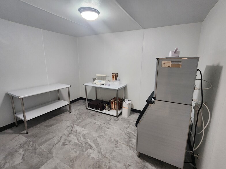 9909 E 46th Pl, Tulsa, OK for sale - Interior Photo - Image 3 of 12