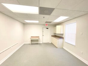 15750 New Hampshire Ct, Fort Myers, FL for lease Interior Photo- Image 2 of 9