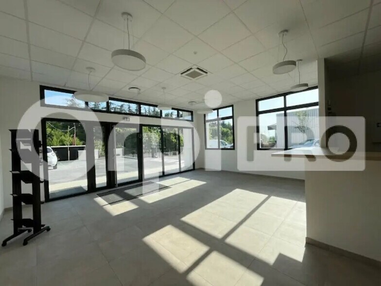 Office in Limeil-Brévannes for lease - Lobby - Image 1 of 14