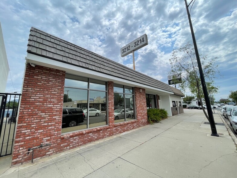 3212-3214 W Burbank Blvd, Burbank, CA for lease - Building Photo - Image 1 of 28