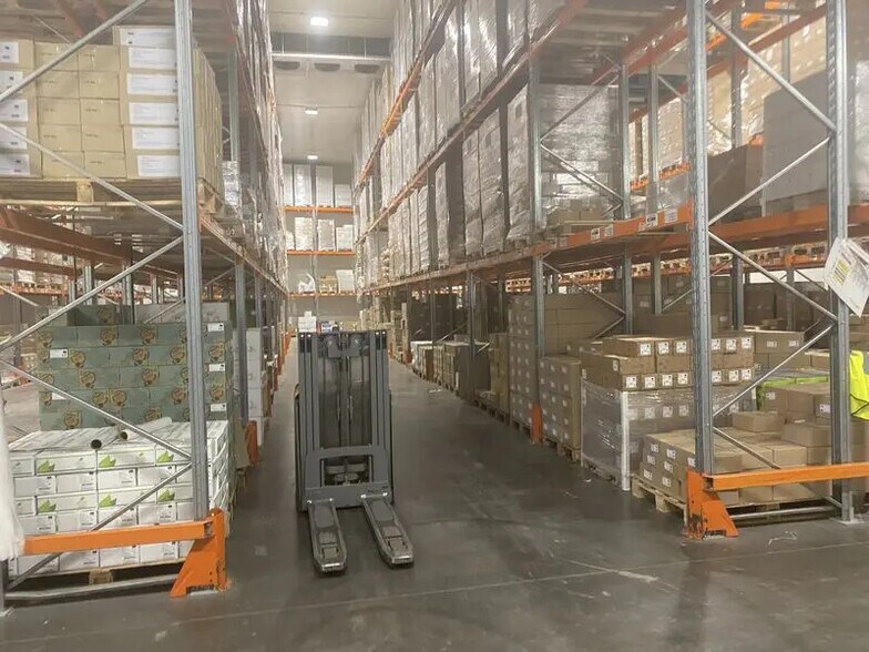 Flex in Heyrieux for lease - Interior Photo - Image 2 of 4